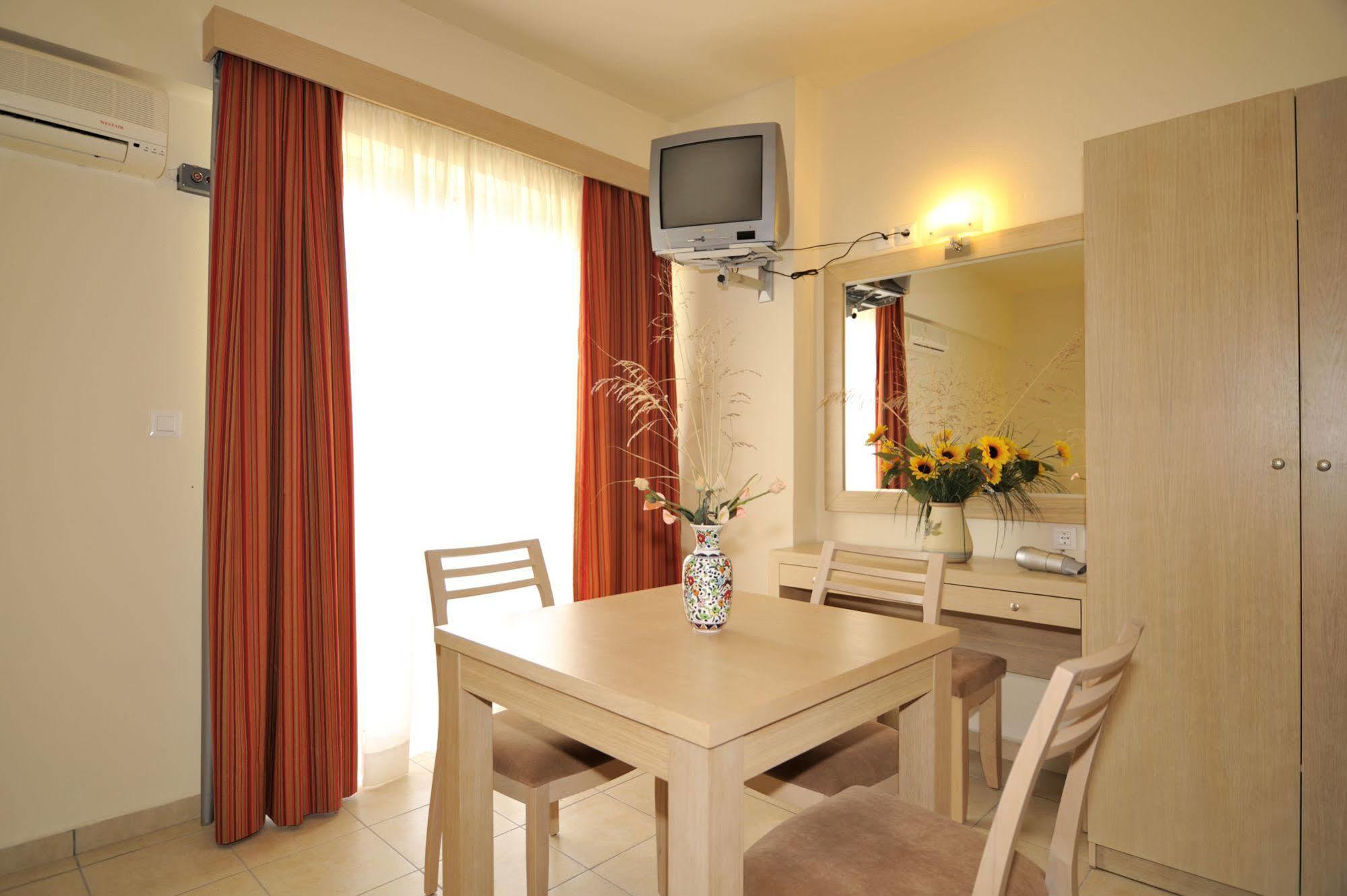 إياليسوس Anita Aparthotel المظهر الخارجي الصورة
